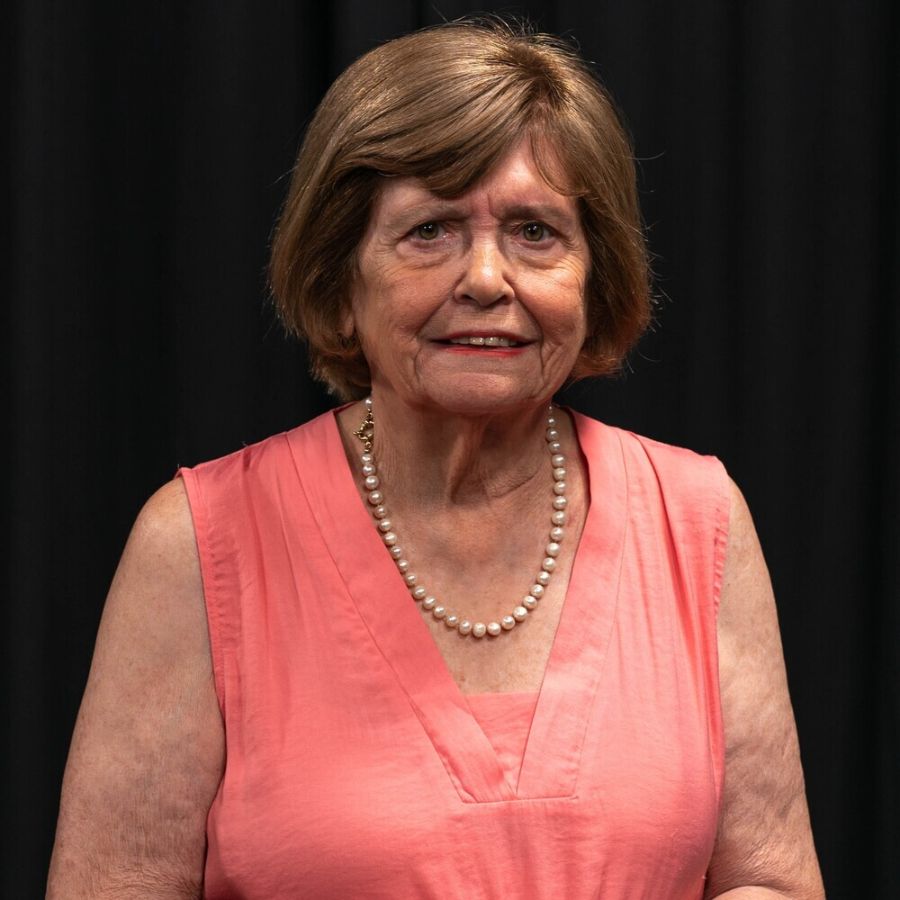 Prof. María Olivia Mönckeberg, presidenta de la Comisión de Evaluación Académica de la Facultad de Comunicación e Imagen.